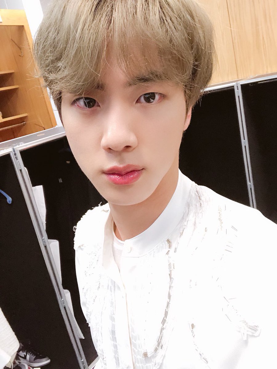 BTSGlobal7's tweet photo. Chicago Alabue #JIN https://t.co/YT9YXmiK0m
