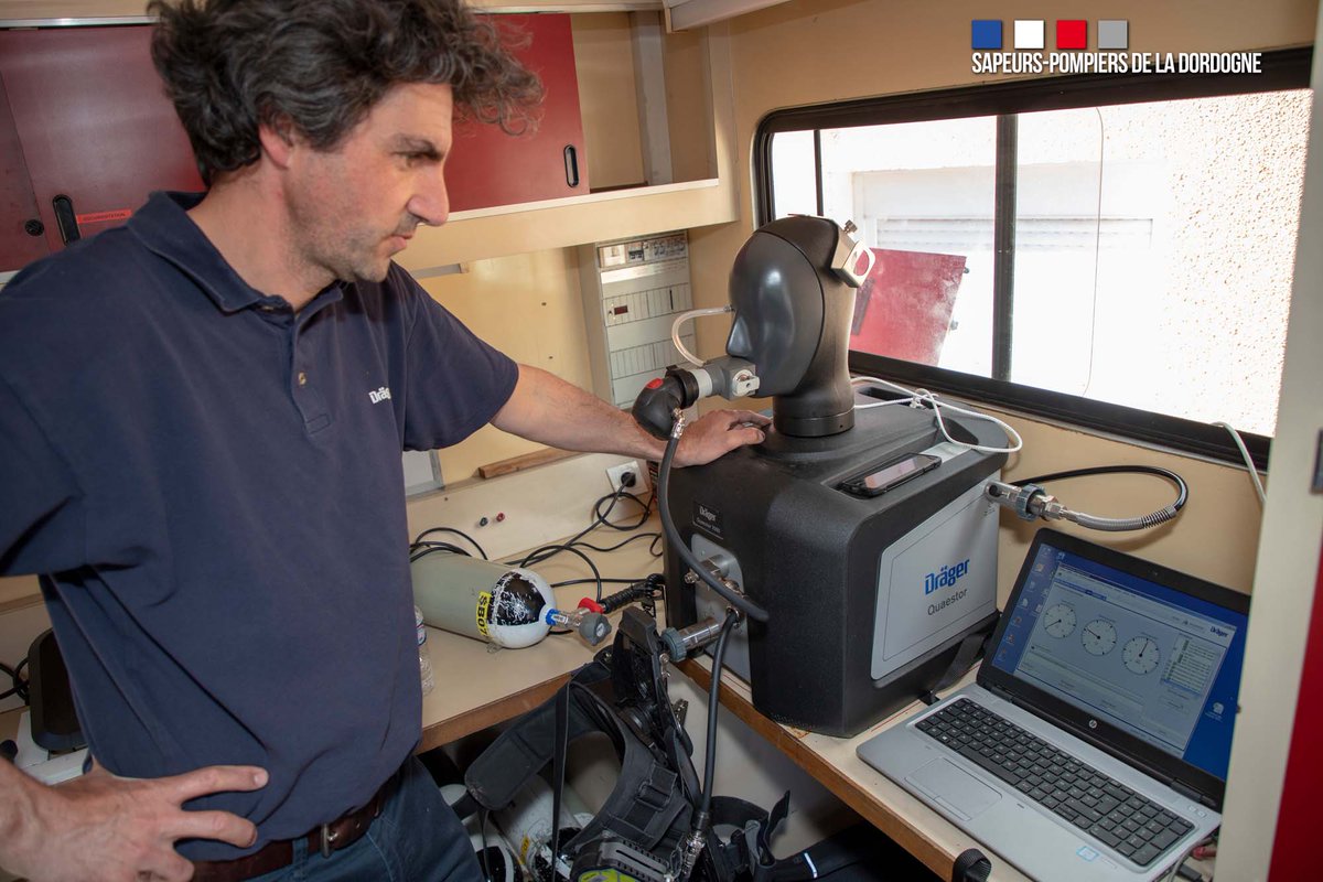 [Sécurité du personnel en intervention] Pendant près d'un mois, une équipe procède à la vérification &amp; contrôle dans toutes les casernes de l’ensemble des matériels de détection (explosimètre, détecteur de CO) ainsi tous les appareils respiratoires isolants. Photos <a href="/SmailRocco/">SMAÏL Rocco</a>