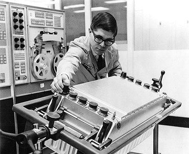 1969, cinquant'anni fa. Oltre 4000 ingegneri di #IBM sono impegnati nella missione che prenderà il via il 16 luglio portando l'uomo sulla Luna. La cronistoria di quegli avvenimenti è sul #ThinkMagazine di IBM ibm.co/2VBPHb6 #innovazione #goodtech