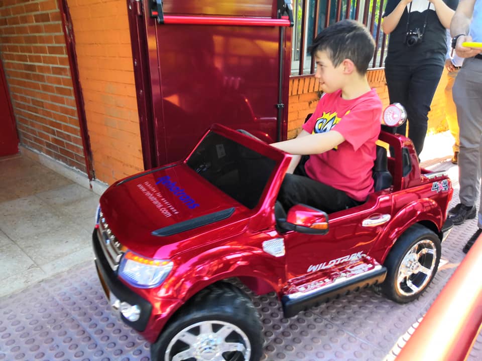 Rehatrans's tweet photo. Ayer estuvimos visitando la Asociacion @Dedines_Asoc en Getafe en compañía de nuestro amigo Alejandro de #Fordrsc para hacerles entrega de un cochecito Ranger con el que, seguro, ¡lo pasarán en grande los niños!
#discapacidad #RSC #CompromisoRehatrans https://t.co/dqDLd8D9uY