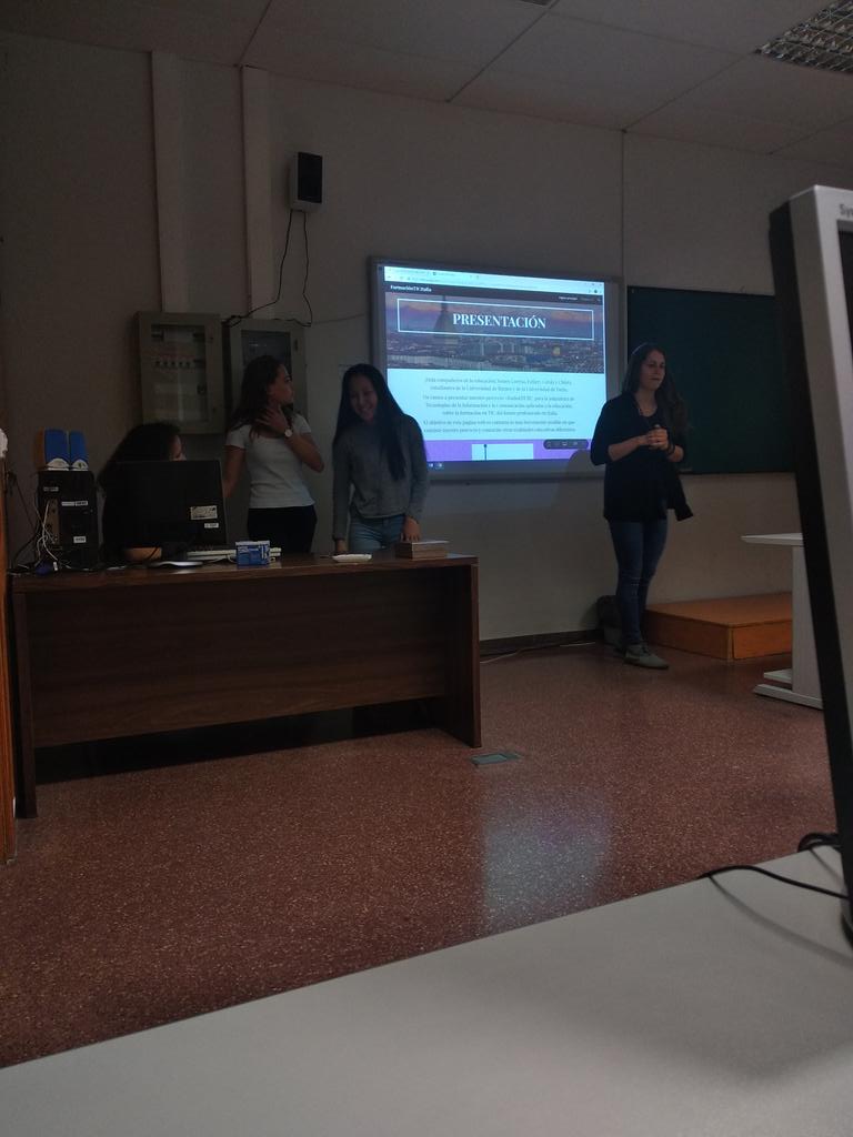 ptm10011's tweet photo. Hoy hemos tenido la exposición de nuestros trabajos finales de la asignatura de TIC. #Infubu19 https://t.co/JNFeFbEhO3