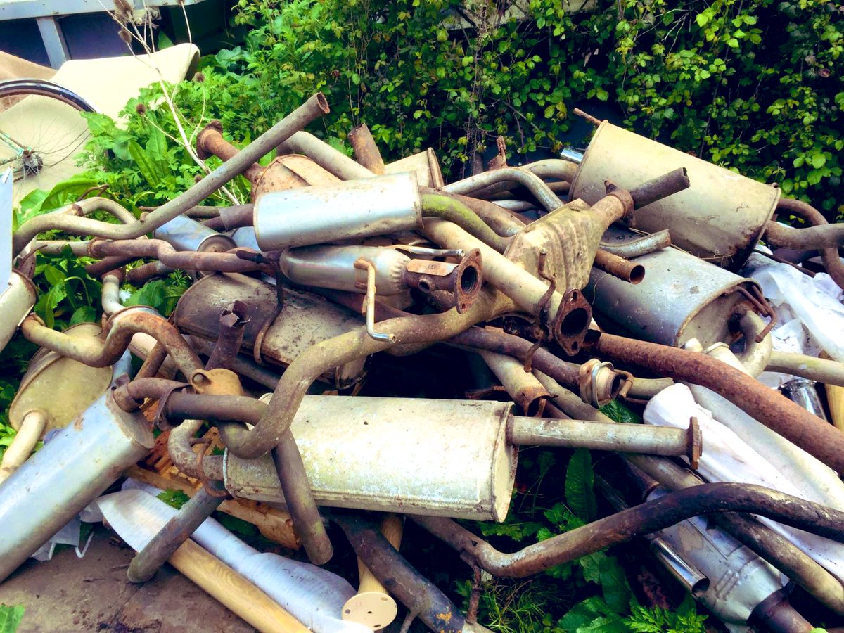 overgrowthesys1's tweet photo. Our search for up cycled solutions are exhaustive... you may see scrap, we see possibility and inspiration! Coming soon to @ShangrilaGlasto #livinglungs #overgrowthesystemcreations #shangrila #fleejones #cocolava #makgilchrist #ediblebusstop ❤️✊🏻🌳 https://t.co/w5xiK33Bky