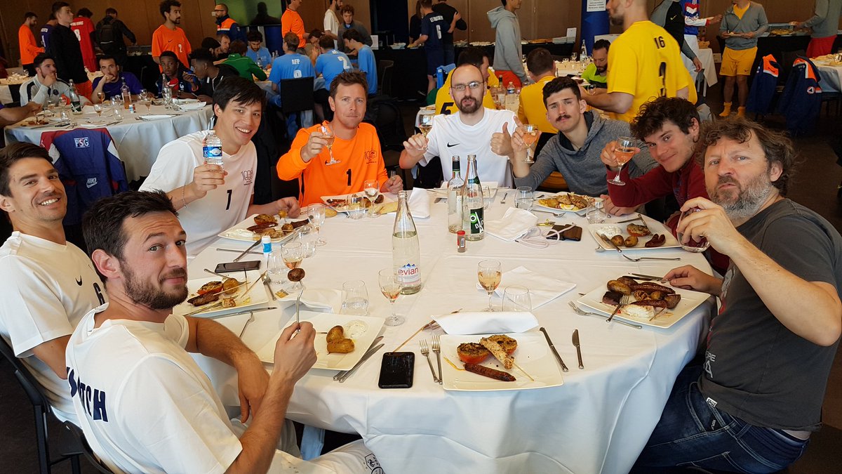 PMatchUnited's tweet image. Là où on est les meilleurs...la pause dej 🍗🥂 #tournoidelapresse