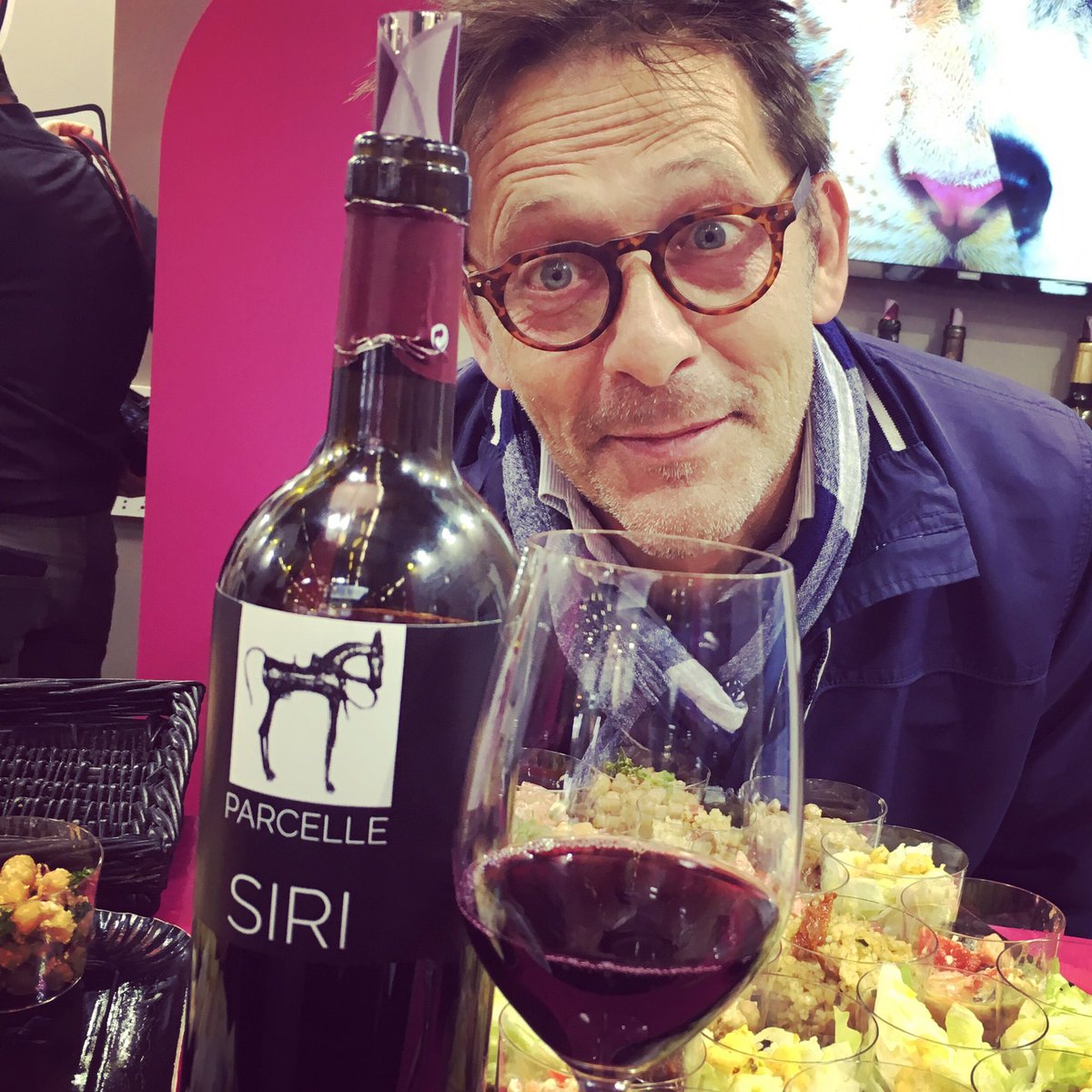 Loïc Siri nous présente sa cuvée 100% Petit Verdot 👍🏻 Un nez toasté, une belle rondeur en bouche, c’est soyeux, c’est fruité 🥰🍷. #VinexpoBordeaux #Vinexpo2019
#wine #winelover #winepassion #winetasting #vin #vino #wineblogger #winetime #wineoclock #wineblog #wines #winelovers