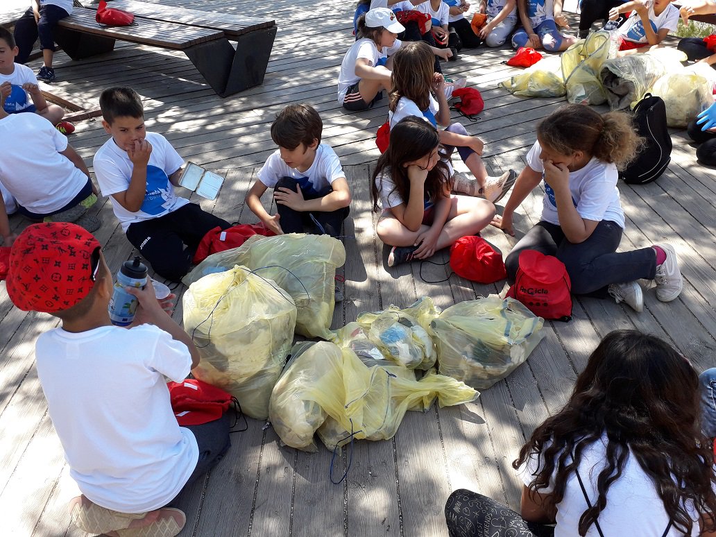 GVAparcs's tweet photo. Èxit d’implicació dels alumnes del CEIP La Mola d’Alcossebre en l’activitat d’anti littering organitzada pel Consorci de Residus C1, la UTE Zona 1 (Projecte #Bionord) i amb col·laboració amb el #PNSerraIrta, i que s’emmarca dins la campanya #PerUnaSerraMesNeta https://t.co/xJY5nQI61D