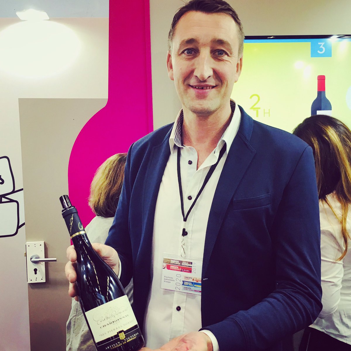 Cédric Vincent nous parle de sa cuvée « des pierres dorées » (Beaujolais Blanc). Une cuvée faite avec amour 🥰👌🏻 #VinexpoBordeaux #Vinexpo2019
#wine #winelover #winepassion #winetasting #vin #vino #wineblogger #winetime #wineoclock #sommelier #wineblog #wines #winestagram #wineo