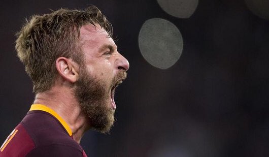 SiaranBolaLivee's tweet photo. Daniele De Rossi:"Saat Aku melihat para pemain jaman sekarang mengambil video instagram di ruang ganti sebelum bertanding, Aku ingin mengambil tongkat baseball hantam gigi mereka" https://t.co/GLFd1XOaXk