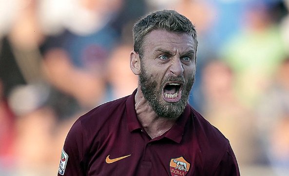 SiaranBolaLivee's tweet photo. Daniele De Rossi:"Saat Aku melihat para pemain jaman sekarang mengambil video instagram di ruang ganti sebelum bertanding, Aku ingin mengambil tongkat baseball hantam gigi mereka" https://t.co/GLFd1XOaXk