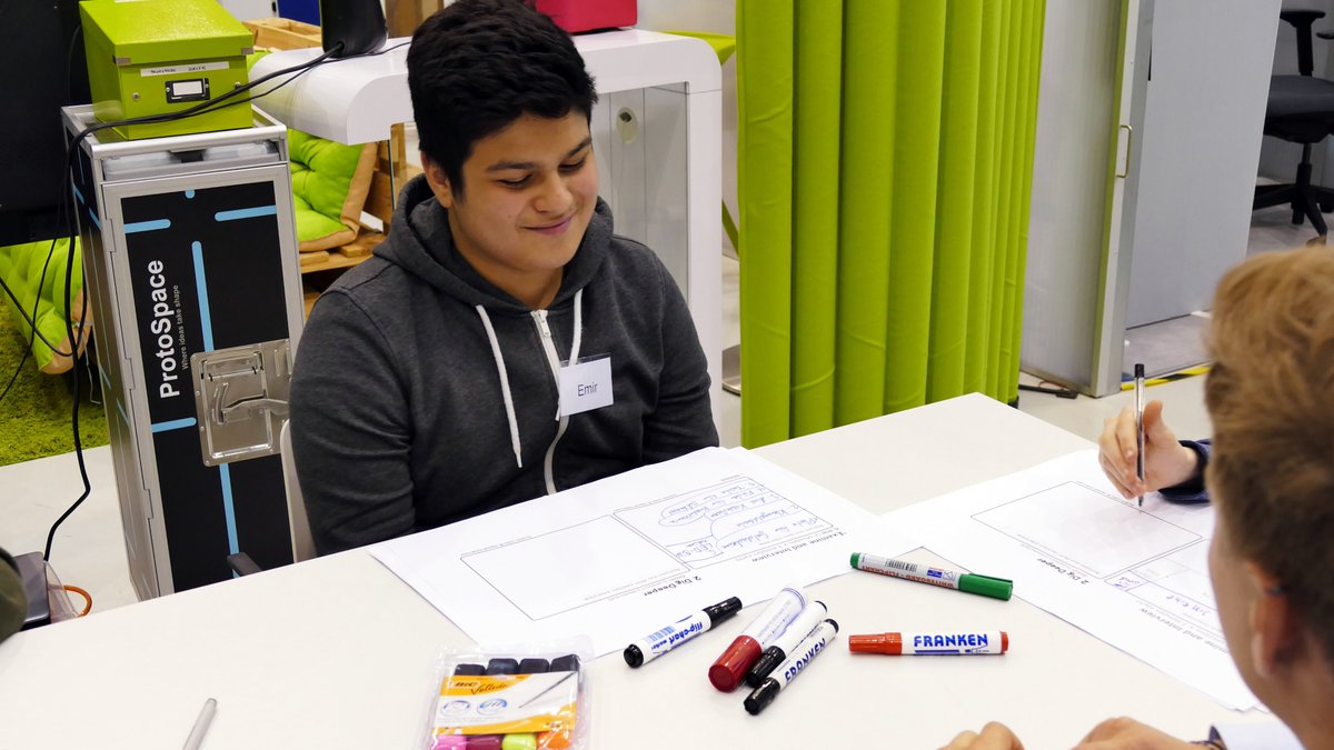 How to manage the customer experience? During the last workshop of the
#AirbusFlyingChallenge at the <a href="/Airbus/">Airbus</a> #Protospace in #Hamburg #Finkenwerder the participating pupils received a first introduction to the design thinking methodology. 🔍💡🇩🇪