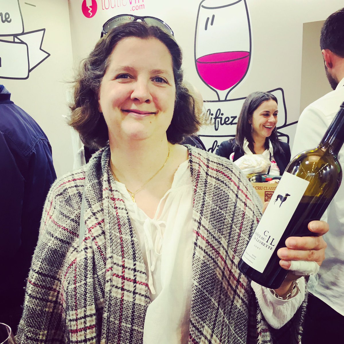 Laëtitia Mauriac nous présente son vin : Château La Levrette 2007. L’un de mes domaines chouchou 🥰
Un vin très expressif, épicé, avec une belle longueur en bouche. Juste PARFAIT 👌🏻 #VinexpoBordeaux #Vinexpo2019 #wine #winelover #winepassion #winetasting #vin #wineblogger