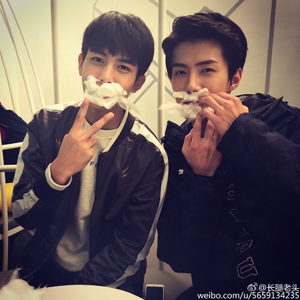 WHAT??They know each other?? How did they?? It seems it has been long time they know each otherI have no idea bout this What a surprise What a agreat line  #SongWeiLong  #宋威龙  #sehun  #EXO