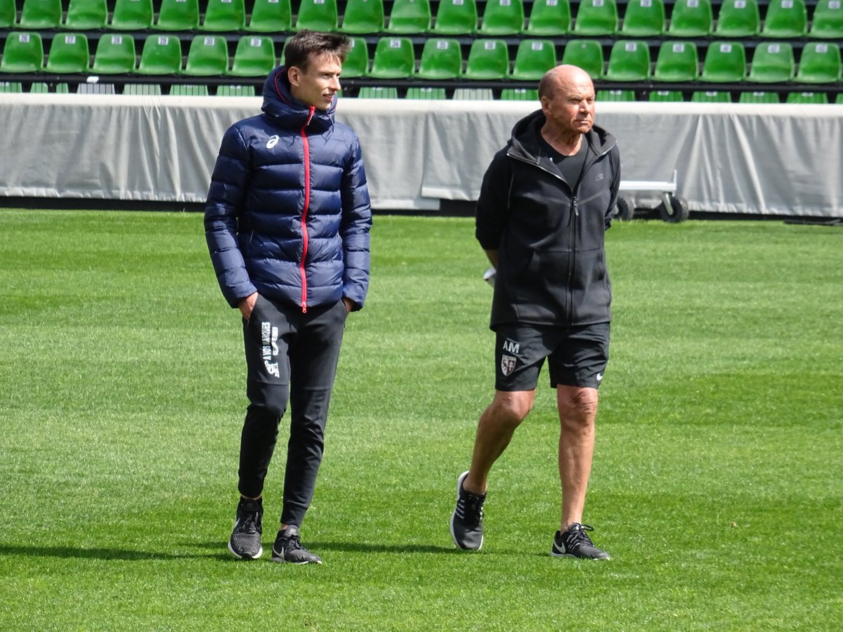 #Football #FCMetz #athlétisme <a href="/FFAthletisme/">FFAthlétisme</a> L'athlète de #Sarreguemines – et futur médecin – Yann #Schrub en visite ce mardi matin à l'entraînement du <a href="/FCMetz/">FC Metz ☨</a>