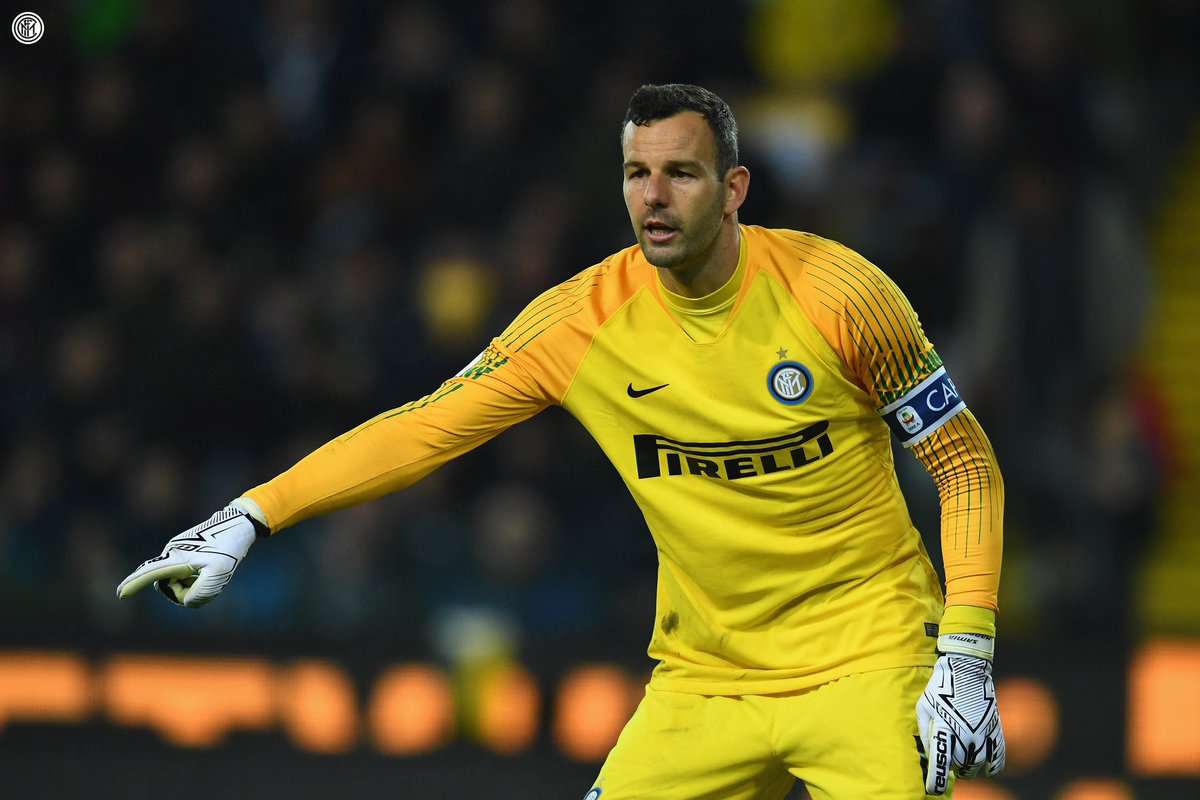 Inter_es's tweet photo. 🦇 BATMANOVIC  

1⃣7⃣ porterías a cero lleva hasta ahora Samir #Handanovic, como ningún otro portero de la actual Serie 🅰️ 👏👏👏⚫️🔵 https://t.co/ae91nKcsRO