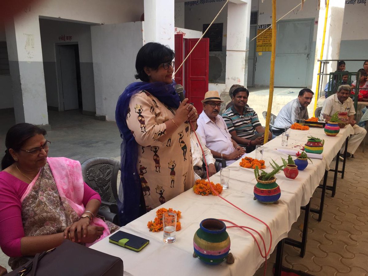 PrerrnaSingh's tweet photo. Participated as #ChiefGuest in #PraveshUtsav of Government School, Girdharipura Jaipur and #Speakup about following #RoadSafety practices.. #SayNoToMobile, #SayYesToHelmet.. #SafeWalking.. #Children and #Parents along with #Teachers taken oath to follow #SafetyNorms. https://t.co/PI3RydUAgq