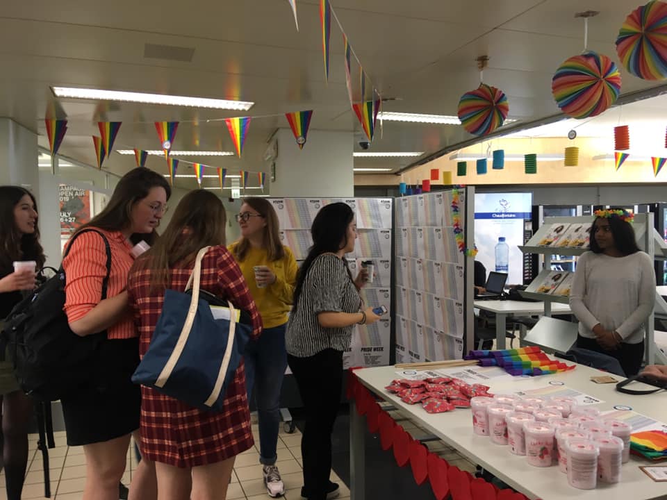Harry Parys (@harypar) on Twitter photo Klaar voor de pride. Dag 2 van de #Pride week <a href="/odiseehogesch/">Hogeschool Odisee</a> campus #bxl.
Een initiatief <a href="/ASR_Odisee/">ASR Odisee CSR KU Leuven</a> Students for diversity & <a href="/stuvoplus/">Stuvoplus</a> #allforone Klaar voor de pride. Dag 2 van de #Pride week <a href="/odiseehogesch/">Hogeschool Odisee</a> campus #bxl.
Een initiatief <a href="/ASR_Odisee/">ASR Odisee CSR KU Leuven</a> Students for diversity & <a href="/stuvoplus/">Stuvoplus</a> #allforone