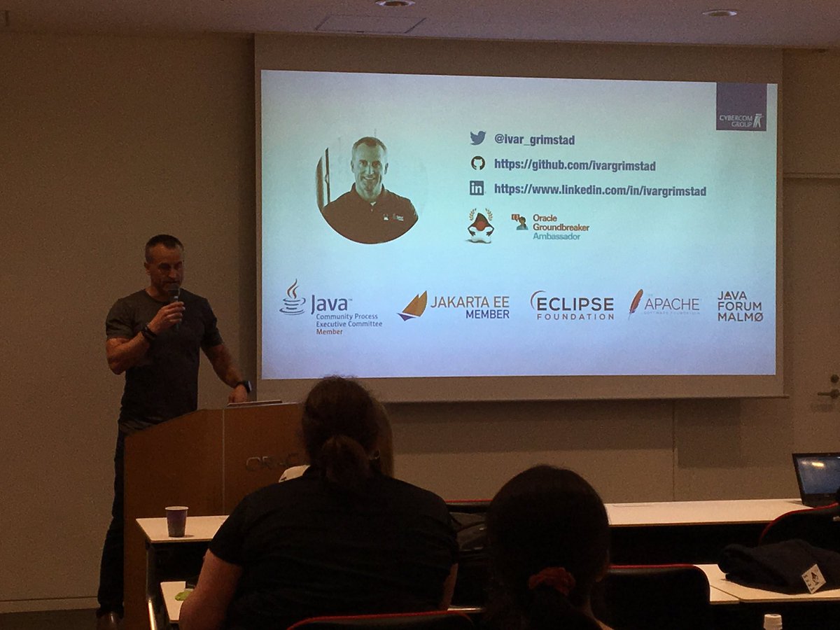 ameliaeiras's tweet image. Now @ivar_grimstad presenting Action-Based #MVC! @java 💙@jcp_org sharing part of tonight with the @JJUG community #Tokyo fun!