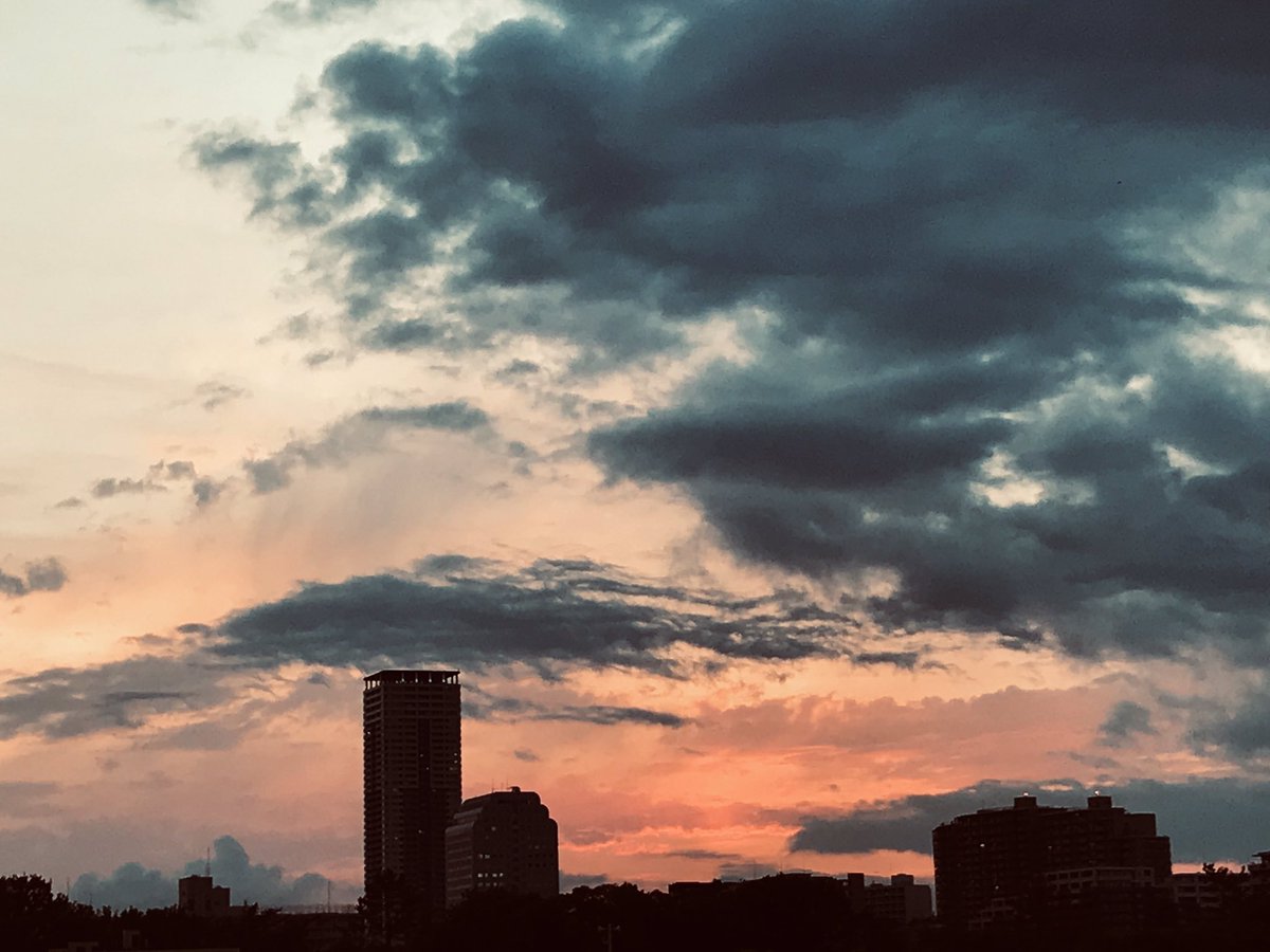 今にも落ちてきそうな空の下で 今にも落ちてきそうな空の下で