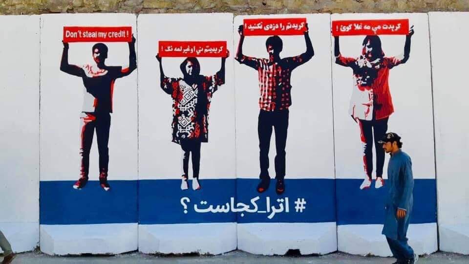 mujahidandarabi's tweet photo. دیوار های ساکت کابل با 1 نه 2 ،3 نه بلکه با 4 زبان فریاد می زنندکه پول های مردم رادزدی نه کنید.
آیا وجدان بیداري درين جامعه وجود دارد؟
مقام های حکومتی،اداره اتراومسوولان شرکت های مخابراتی جرات دارندتا به این دیدیوار های خاموش امالبریز ازفریاد شهروندان نگاه کنند؟
#whereIsATRA https://t.co/uGw54zQFFc