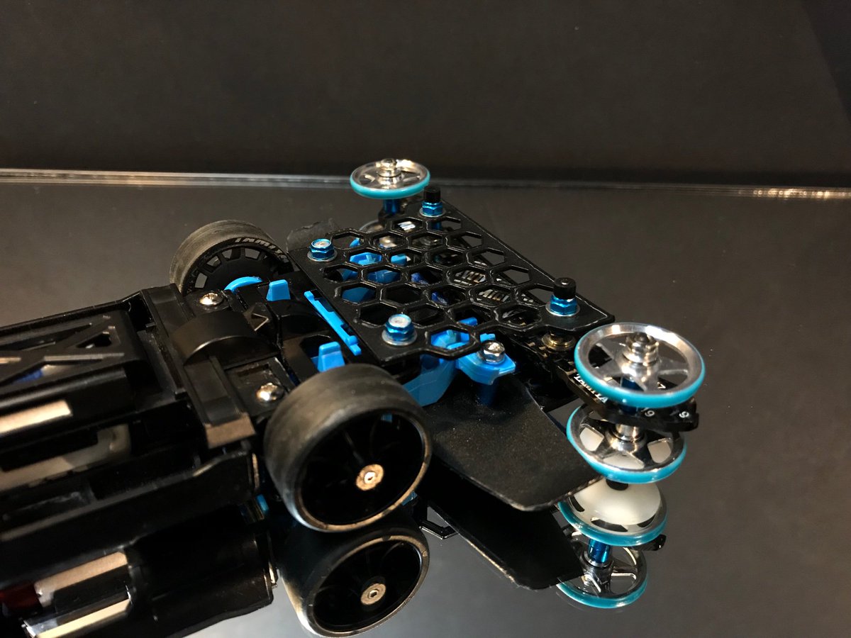 にじいろぱぱ 先日 レーザービームで蜂の巣にしてやったキャッチャーを早速装着 ヒクオは私には上手く制御出来ないので 低重心を狙ったということに リアはマスダンとスラダンとアンカーを一個にまとめたような何か マスラダンカー がきっとピンチを