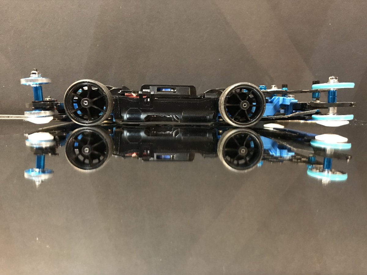 にじいろぱぱ 先日 レーザービームで蜂の巣にしてやったキャッチャーを早速装着 ヒクオは私には上手く制御出来ないので 低重心を狙ったということに リアはマスダンとスラダンとアンカーを一個にまとめたような何か マスラダンカー がきっとピンチを