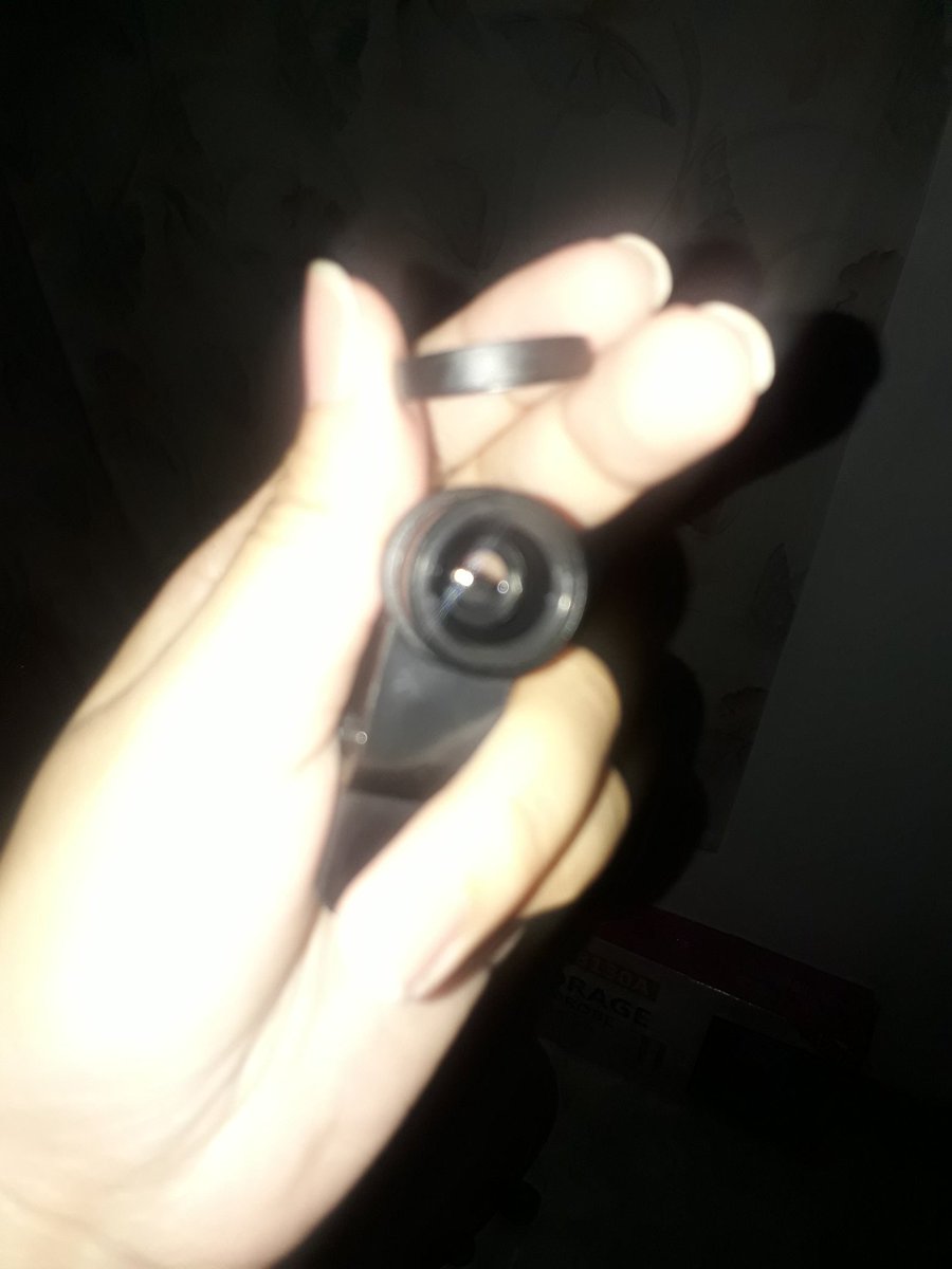 MariwellC's tweet photo. So kumuha ako ng sinampay kanina. May isang sipit na ang tigas di ko mahiwalay sa damit. kaya pinasok ko sa Bahay. Pagkita ko sa liwanag eto pala😂 #Fisheyelense #whymama #resourcefulmama https://t.co/Wl92F1Wmut
