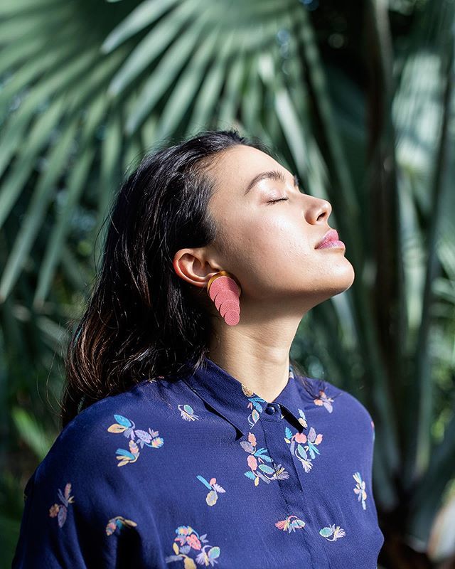 La Lani sunset 🔥 Boucle d’oreille en cuir rose et soie dorée, fait main avec amour pour femmes chics 💙

#toucanbleu #printempsete2019 #bijouxfemme #paris #amour #bouclesdoreilles #slowmade #fabricationfrancaise 
_
The Lani sunset 🔥 Pink leather and g… bit.ly/2vWoArZ