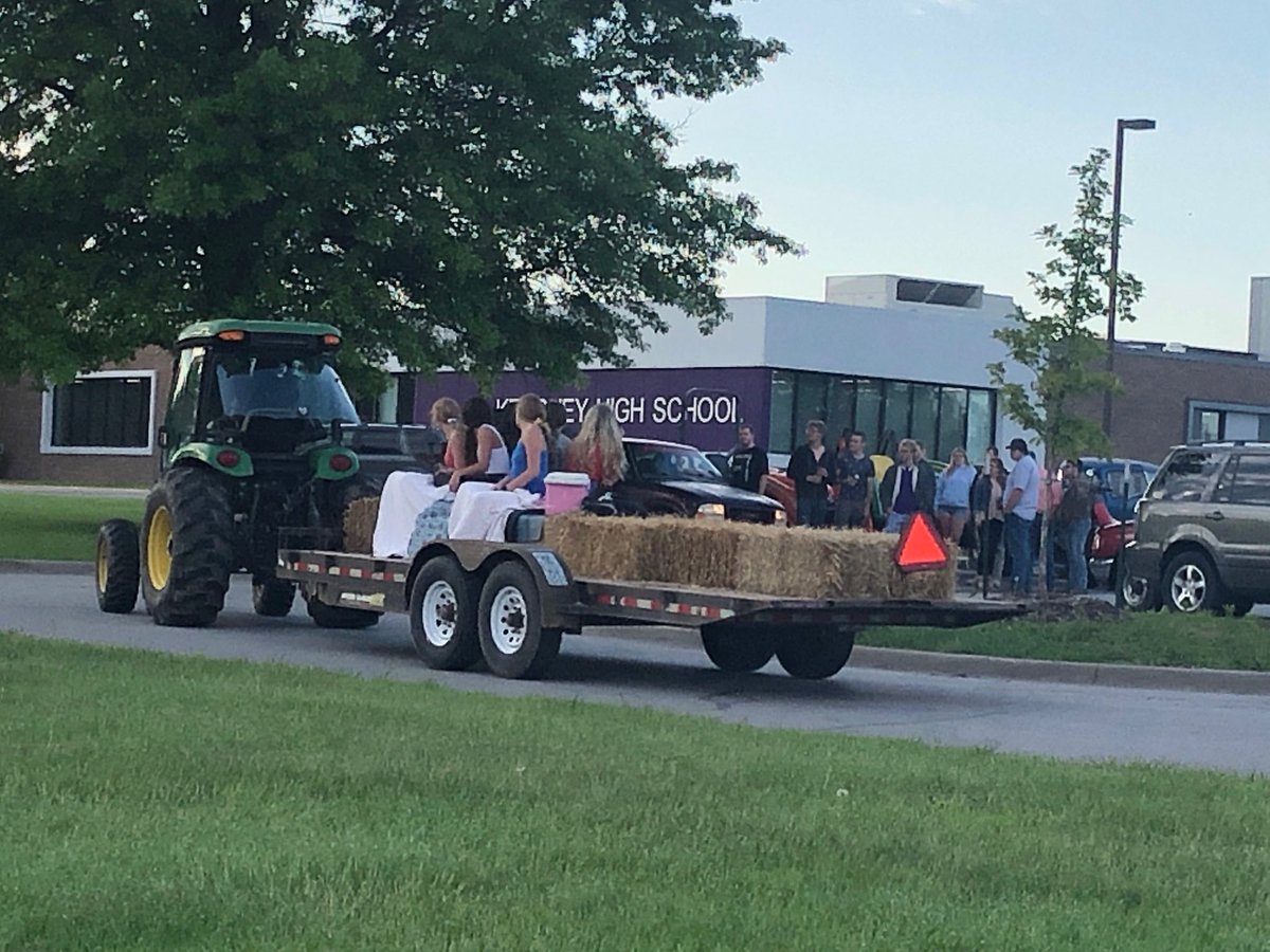 It’s the last day of school for KHS seniors. They arrived in style! ⁦<a href="/KearneyMOEdu/">Kearney School District</a>⁩ ⁦@Kearneysup⁩