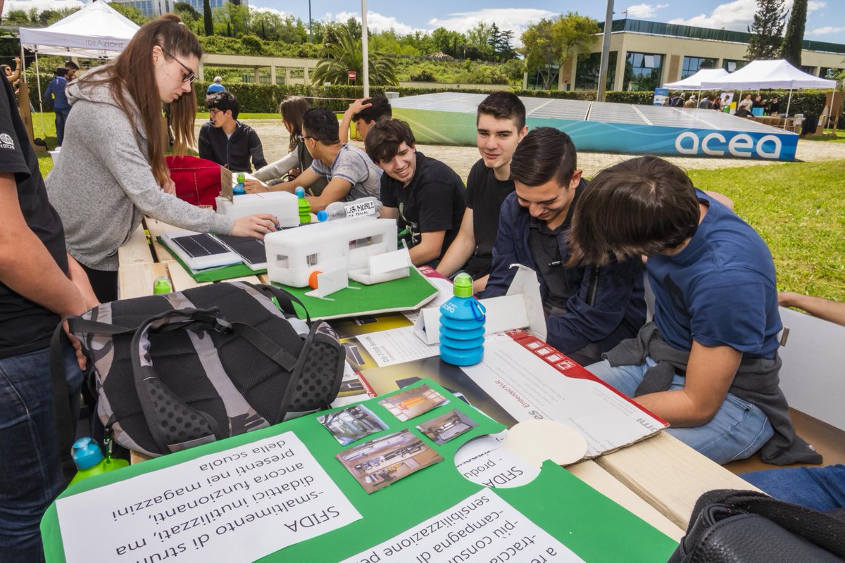 AceaGruppo's tweet photo. Questa mattina al #VillaggioIdeazione i ragazzi degli istituti coinvolti nel “Progetto IdeAzione”, realizzato con @centroELIS, hanno presentato oltre 36 prototipi di idee sui temi dell’#energia, dell’#acqua e dell’#economiacircolare. 
Quali saranno i progetti più innovativi? https://t.co/SefaidBVSB