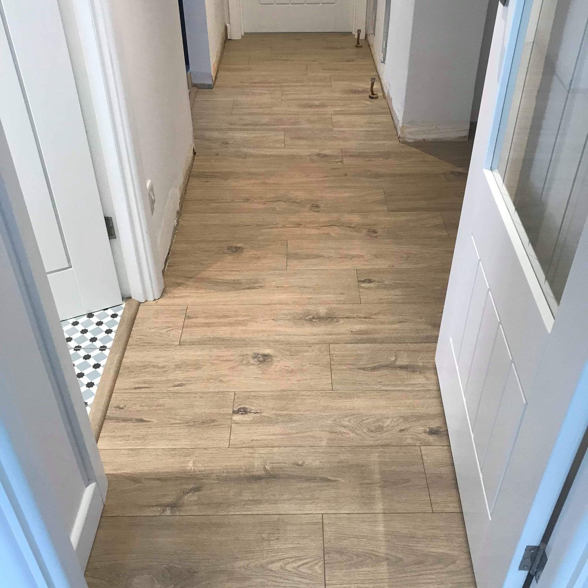 Holiday home supplied and fitted with <a href="/wearewoodpecker/">Woodpecker Flooring</a> #WemburyLaminate in colour #Driftwood 🤗