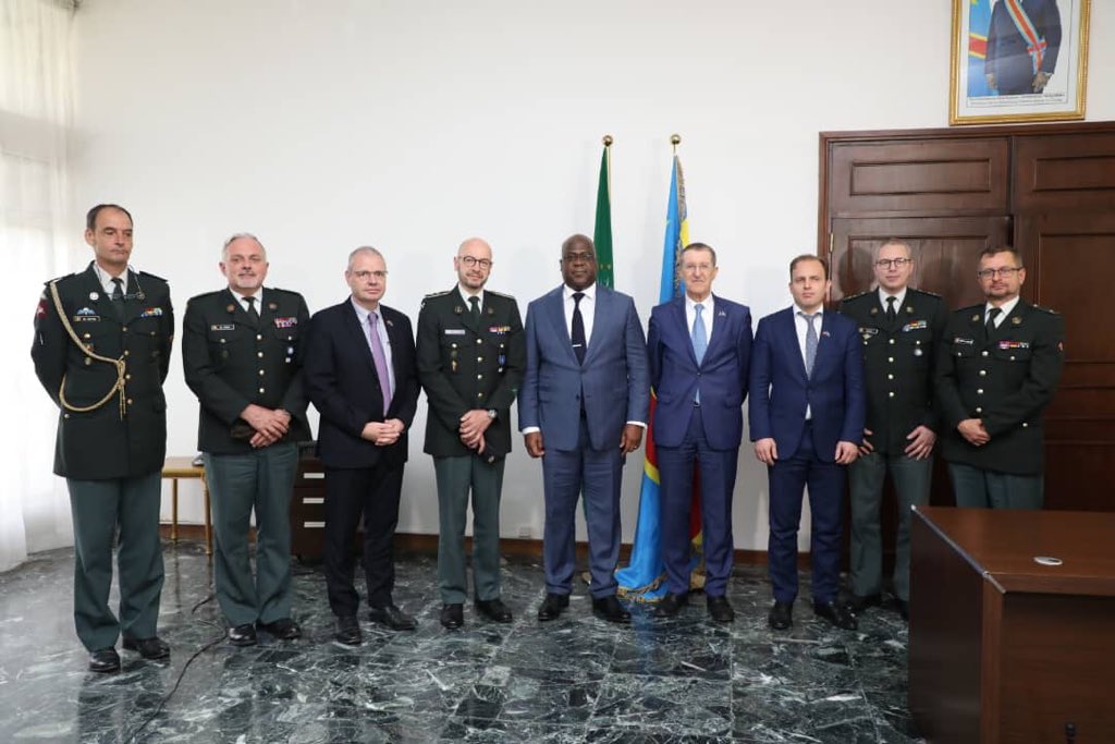 #RDC
Le Chef de l’Etat a reçu, une mission conjointe belge conduite par M. Renier Nijskens (Envoyé spécial de Belgique dans les Grands-lacs) et le Gén-Major Philippe Boucke (Aide de camp de S.M. le Roi de Belgique).
L’entretien a porté sur la reprise de la coopération militaire.