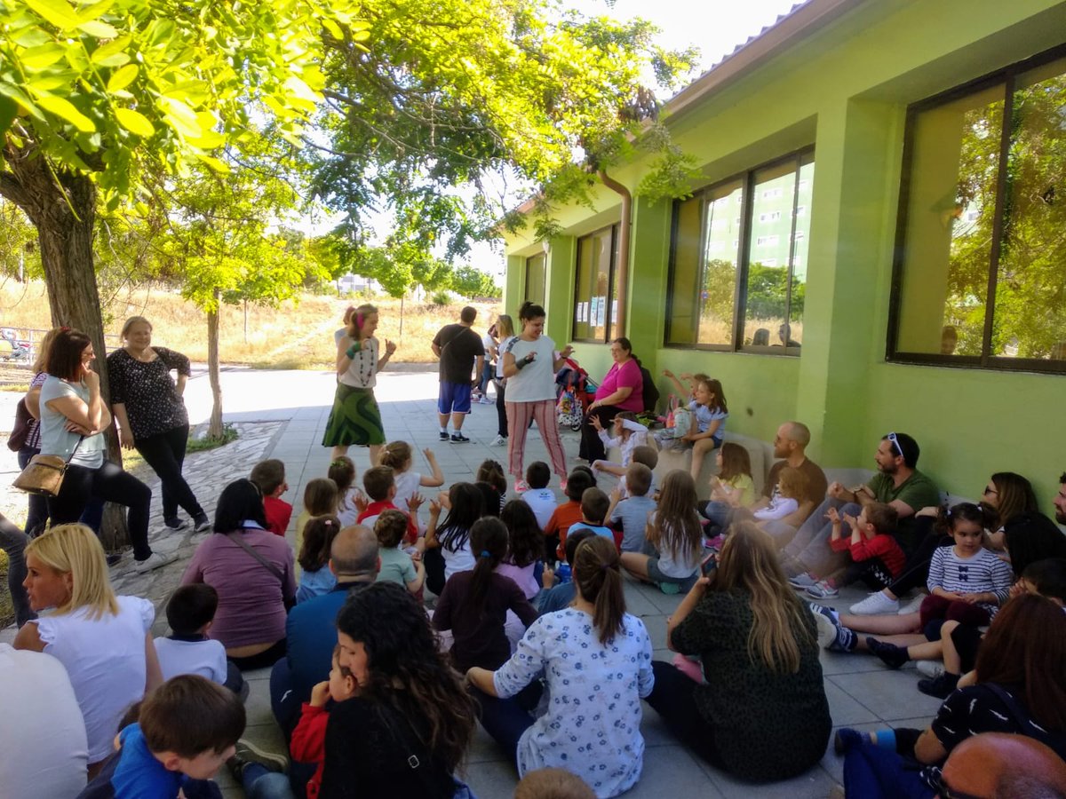 ValdesparteraAV's tweet photo. Qué bien lo estamos pasando en la Semana Cultural de #Valdespartera con el Maratón de Cuenta cuentos que organiza Comisión bibliotecas de San Jorge y V3. #DistritoSur @zaragoza_es @centvecinalsur https://t.co/HWDy2RnUrp