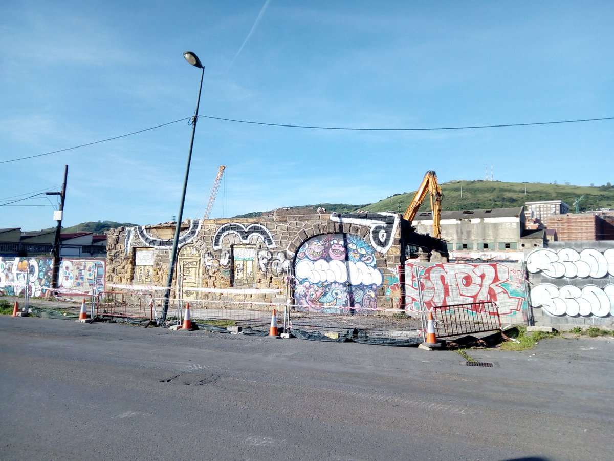 erriberabizirik's tweet photo. Continuan destruyendo nuestra memoria e identidad. Otra consecuencia de las politicas especulativas y a favor del negocio de unos pocos. #ErriberaBizirik #ThisIsNotManhattan https://t.co/x9rosI6yql