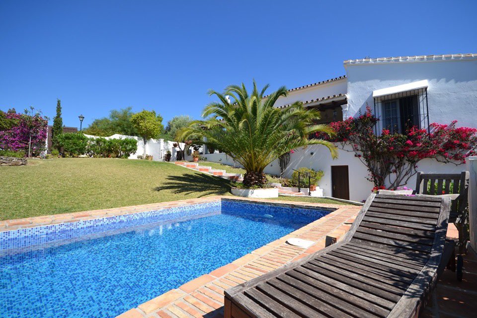 MarbellaInter's tweet photo. A beautifully renovated villa for sale in El Chaparral Golf, #MijasCosta, enjoys a large garden, swimming pool and terraces, walk to #ElChaparralGolf, the beach &amp; 5 mins drive to #LaCaladeMijas.
https://t.co/k6EZDWYbIs #costadelsol #realestate #intermarbella #costadelsolproperty https://t.co/5nEAxuGK7m