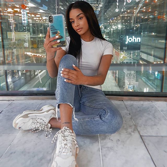 L_Influencers's tweet photo. City lights ✨ Kenza's partnership with @casetify for the launch of their limited Pokemon collection ✨ @6kenza #LenisInfluencer https://t.co/RMVHUAl04J https://t.co/7FZKRXXX0i