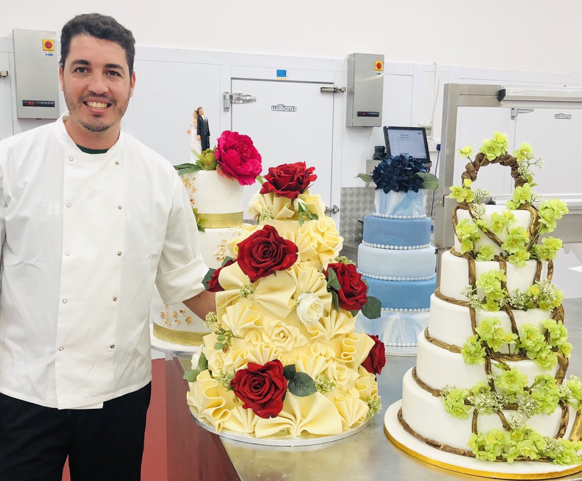 hugoschugosc's tweet photo. Everyone needs someone to make them feel like Tomorow its not just  Another day in the office! 🌹🎂🎂 #cake #wedding #love #rose #fan #london #spring #celebration #sugar #flowers #amazing #may #blue #red #pink #white https://t.co/QESMnXQNqh