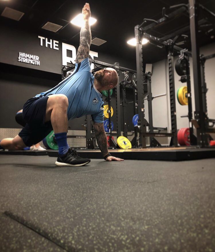 Awesome training @simplygymcardiffbay <a href="/cardiff_blues/">Cardiff Blues</a> 
Mobility and Movement. Great facility and staff. "You can't move well if you don't understand how to be in strong key positions" 
#mobility #stability #movement  #consistency #Blues 
#simplygymcardiffbay