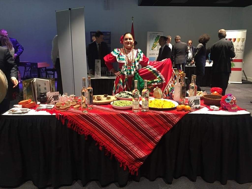 mezcal_oaxaca's tweet photo. Mezcal Los Cuerudos presente en
Diplomats wine Extravaganza by #diplomatmagazine, realizado en el país de Holanda. https://t.co/oLEgol0wqJ