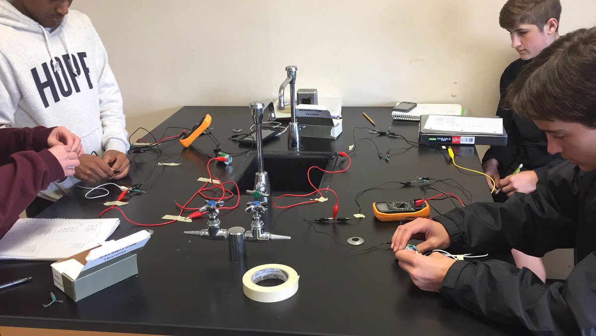 ScottCzermak's tweet photo. Freshman Physics creating and testing parallel circuits https://t.co/i46HPdAwWf