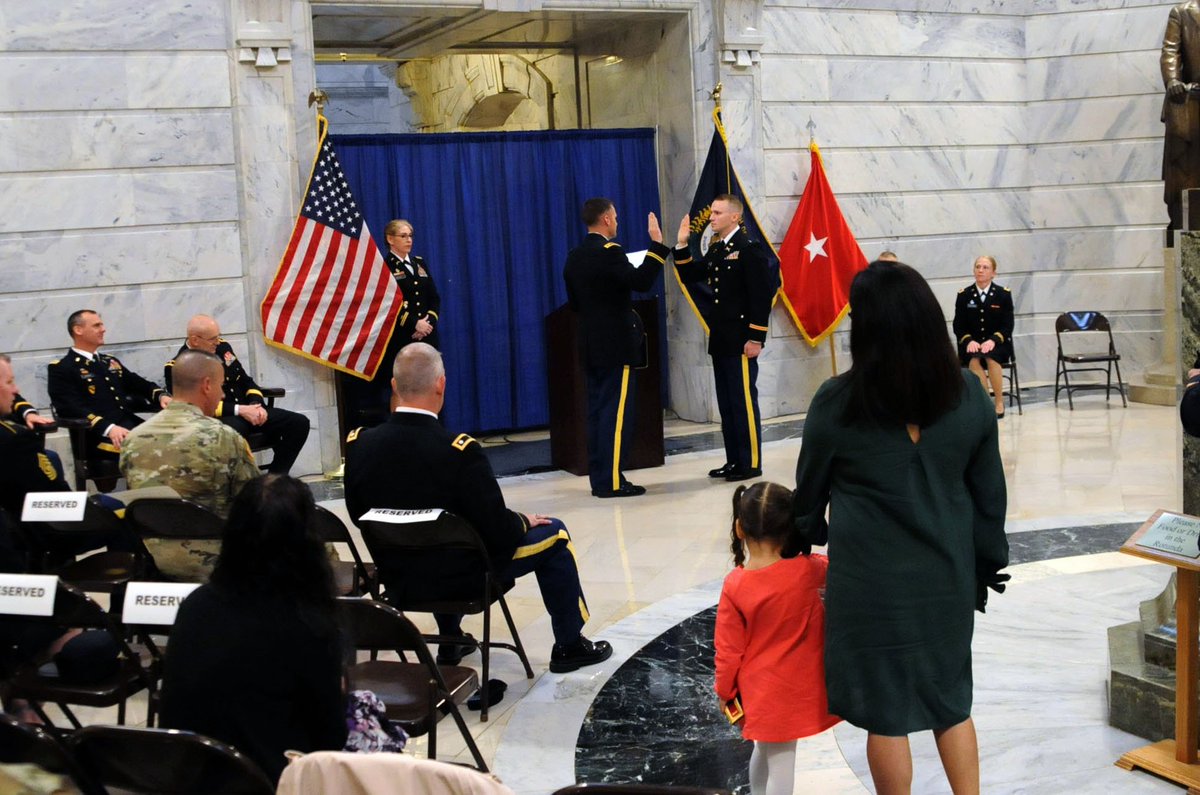 kentuckyguard's tweet image. The #KentuckyGuard welcomed their newest officers after taking part in the accelerated process and getting fast tracked....kentuckyguard.dodlive.mil/2019/05/14/ken…