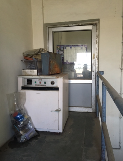 16) Companies were using hidden laboratories, secretly repeated tests and altered results, and submitting fake quality data to regulators to gain market approval. Here’s one such hidden lab in a drug plant in Mohali, the door blocked by a bulky appliance: