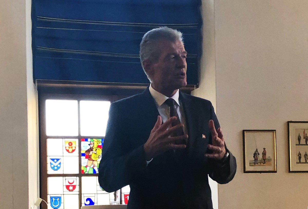 Heinz Karrer ist bis zum letzten Tag im Einsatz für die <a href="/AHVSteuerJA/">AHV-Steuervorlage JA</a> und <a href="/SchengenJa/">Waffenrecht-Schengen JA</a>. #Schlussspurt 🏁 #abst19 #STAF🇨🇭🇨🇭 #Waffenrecht