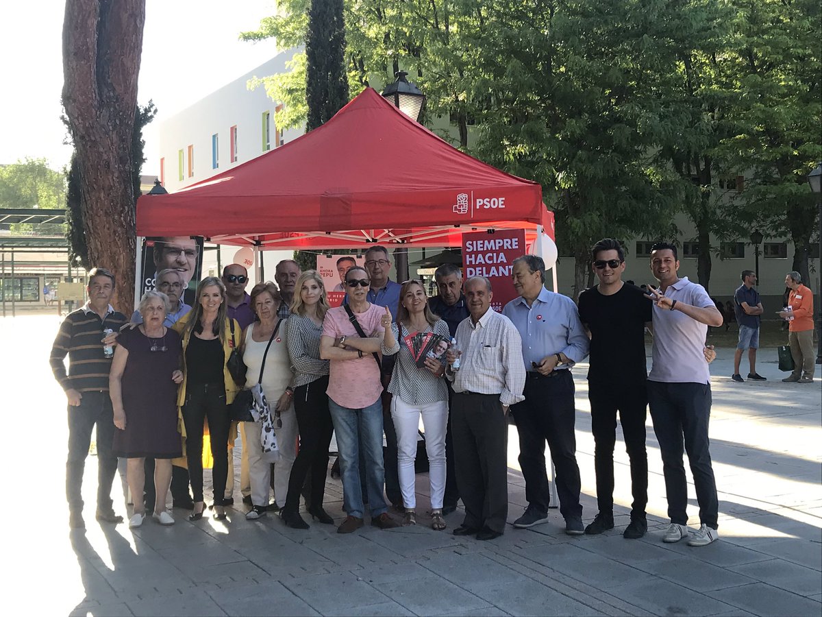 PSOEvillaverde's tweet photo. Explicando nuestras propuestas a l@s vecin@s de S. Cristóbal de los Ángeles #SiempreHaciaDelante #ContigoHayCambio #AhoraPEPU #LaEuropaQueQuieres https://t.co/OtSqaYpK7Z