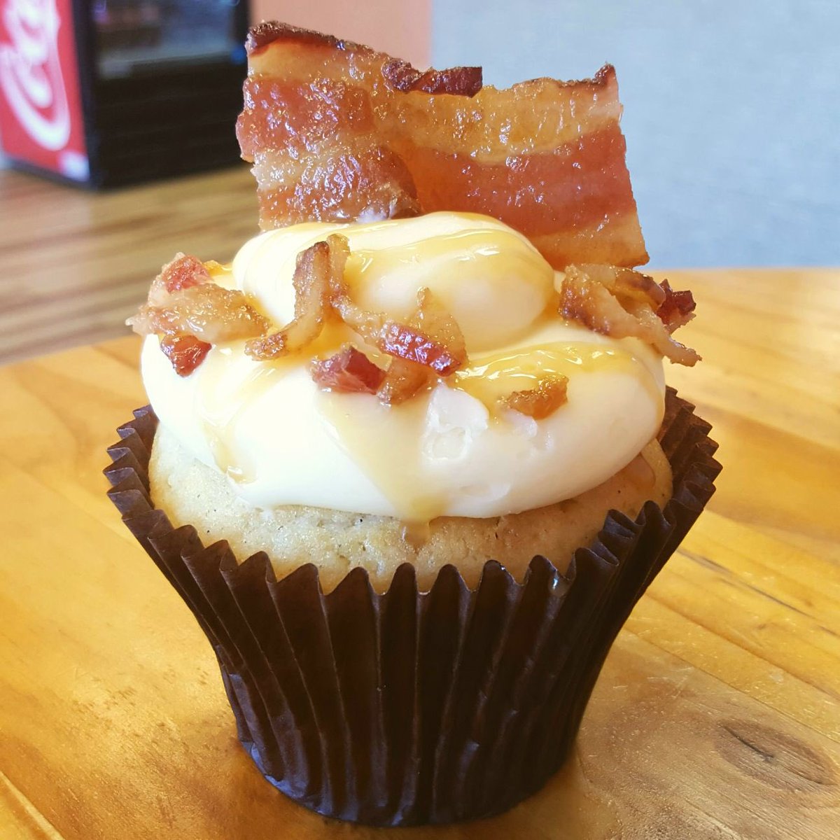 SmallCakesNDH's tweet photo. #YouKnowYouWantIt #Bacon on a #Cupcake! #CandiedPig #Cupcakes today! We also have everyone’s favorite #GirlScouts #Cookies: #ThinMint Cupcakes! Other #BakersChoice #Specials today are #AppleStuffed #FrenchToast, #SinfulCaramell & #DecadentVanilla! https://t.co/WNTSuIiRnn