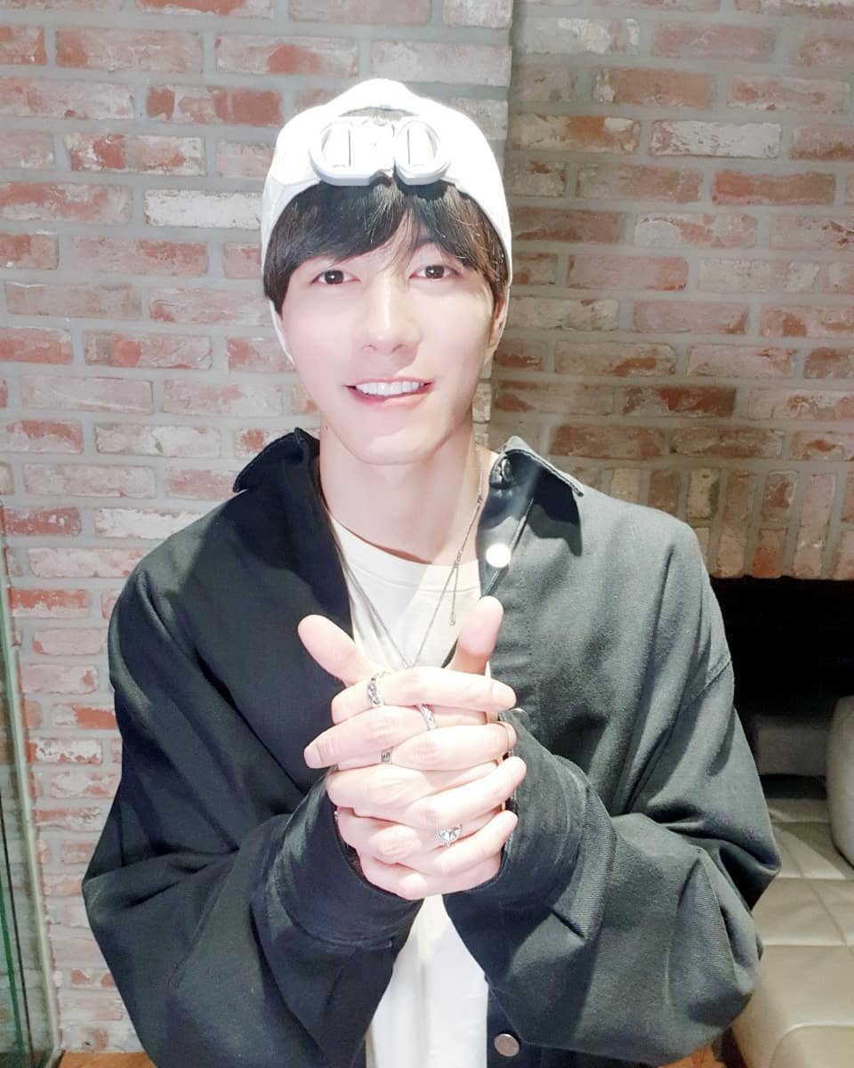 VAV_TR's tweet photo. [190514] VAV OFFICIAL instagram ve twitter güncellemesi

"Jacob'u özlediniz değil mi?
Beklediniz Vampz
Jacob'ın #yenikalpleri ❤

#VAV #브이에이브이 #Jacob #제이콥
#VAMPZ #뱀즈 #좌심실우심실하트
#보고싶었어요 #JacobsHeart 😘❤" https://t.co/7huunXcVBR