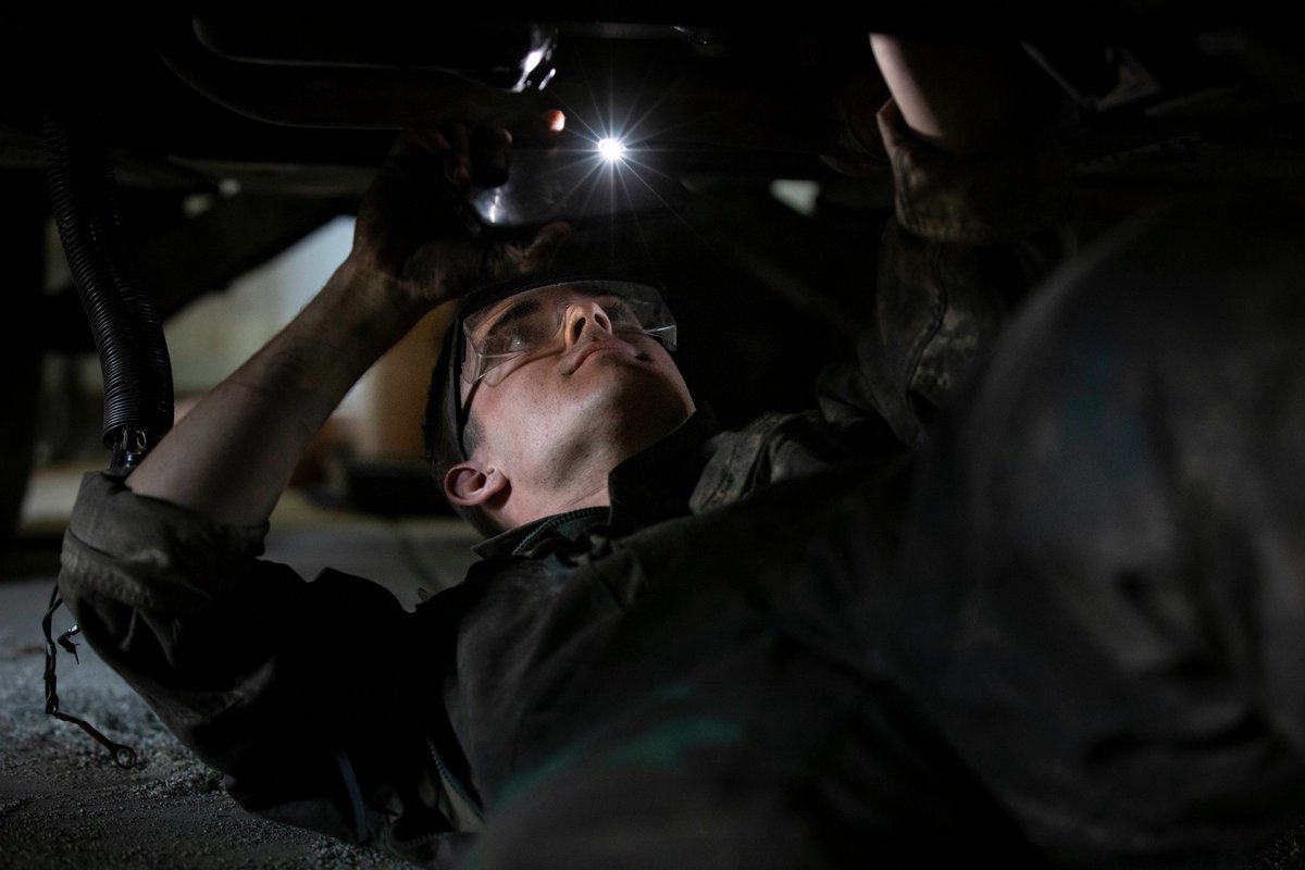 1abct1id's tweet image. Check out the hard work Diehard mechanics from @FightingFirst are doing over at Camp Karliki #Poland! 
.
army.mil/article/221838/
.
@USArmy @USArmyEurope @NATO @US @usarec #StrongEurope #DevilBrigade #1ABCT1ID #USArmyEurope #BigRedOne #ArmyStrong #WeAreNato #Ready2Fight #Armylife