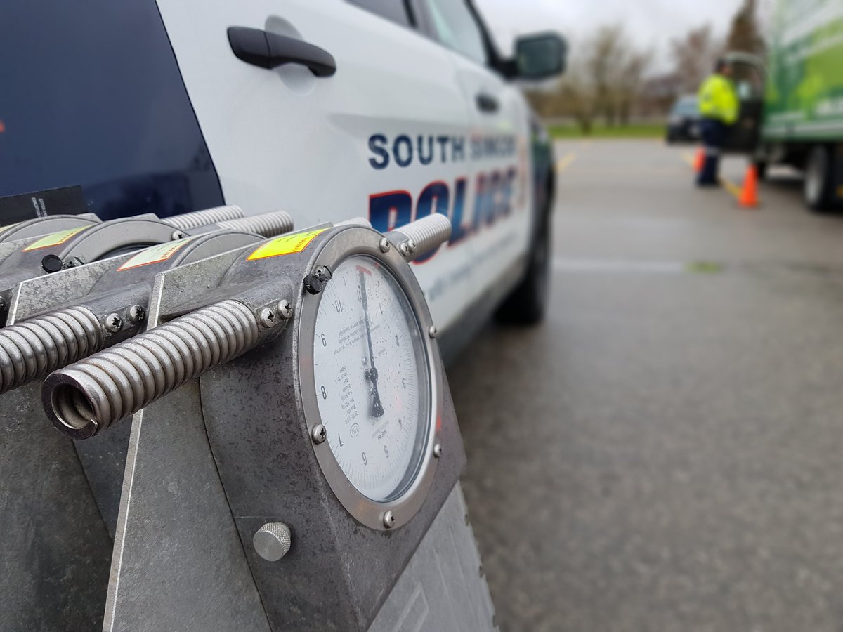 SouthSimcoePS's tweet photo. Several vehicles already out of service due to safety violations at Simcoe County Policing Authority commercial motor vehicle safety blitz. Acting Sgt. VanderSar is our certified CMV inspector. @BarriePolice @OPP_CR @ONtransport @Rama_Police #RoadSafety #CMVblitz https://t.co/aJNIaRRL8w