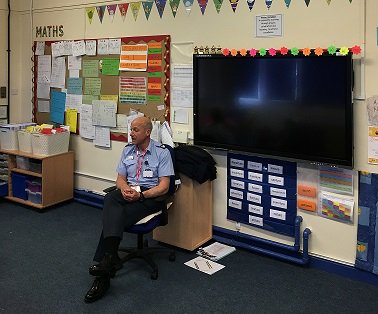 Thanks to Sgt Arthur Sargeant from @RafMids Recruitment & Selection Team who joined one of our #Wicketz sessions at St Thomas More Catholic Primary School, Peterborough last week to talk about his interesting career as an RAF Dog Handler. 
#SportingChances
@Cricket_East