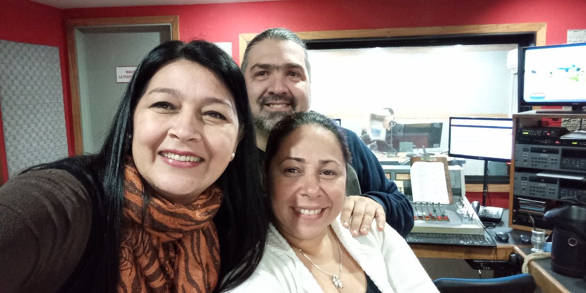 mabelvillamayor's tweet photo. Por el día de la #Independencia, por ser martes, por ser feriado, por que hacemos un buen equipo, hoy comemos #Empanda en la @780AM 😍💗 https://t.co/7WihzK9Vby