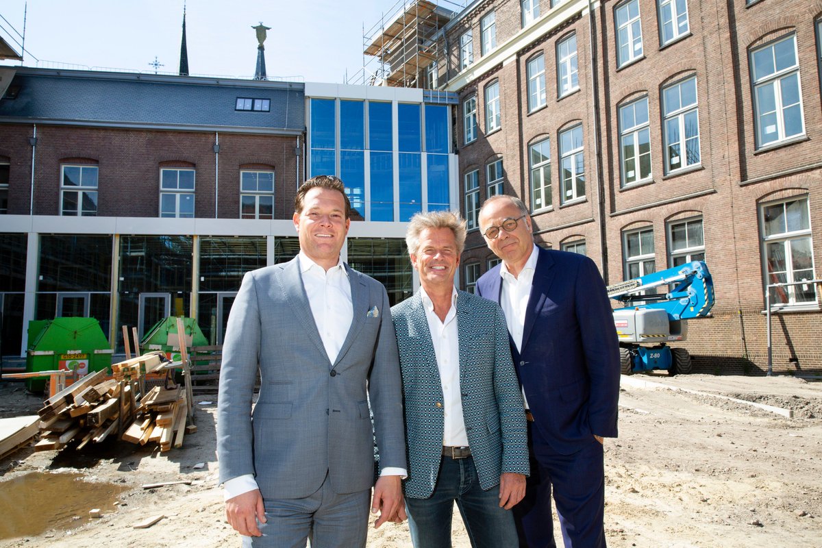 Heel erg trots op dit mooie partnerschap! <a href="/DELAcooperatie/">DELA coöperatie</a> gaat samenwerkingen aan met <a href="/LBGhotels/">LBG Hotels</a> en Hutten voor de exploitatie van DOMUSDELA in het centrum van #Eindhoven . Lees meer op: hutten.eu/blog/dela-gaat…