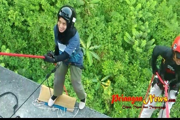 priangannews's tweet photo. Isi Waktu Ngabuburit Ramadhan 1440 H dengan Rappelling https://t.co/WZChxdoMK0 https://t.co/dJ6qv47znk